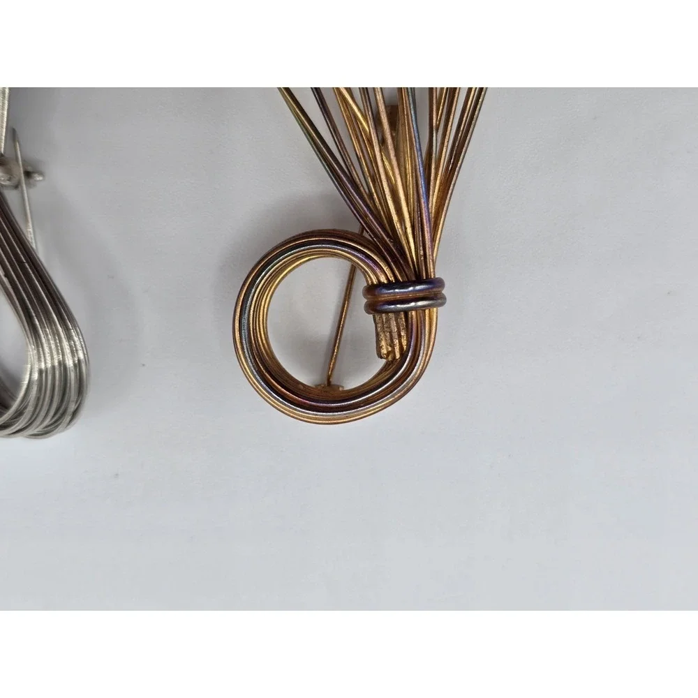 2 Vintage Wire‎ Brooches Mcm Goldtone And Silvertone